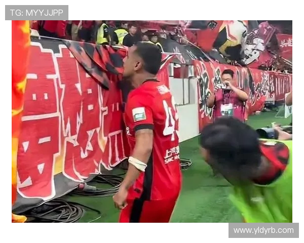 阿玛德放铲犯规踢倒加克波 裁判果断出示黄牌警告