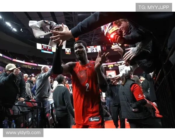 艾顿首秀展现内线统治力油漆区灵巧转身小抛投斩获湖人生涯首分